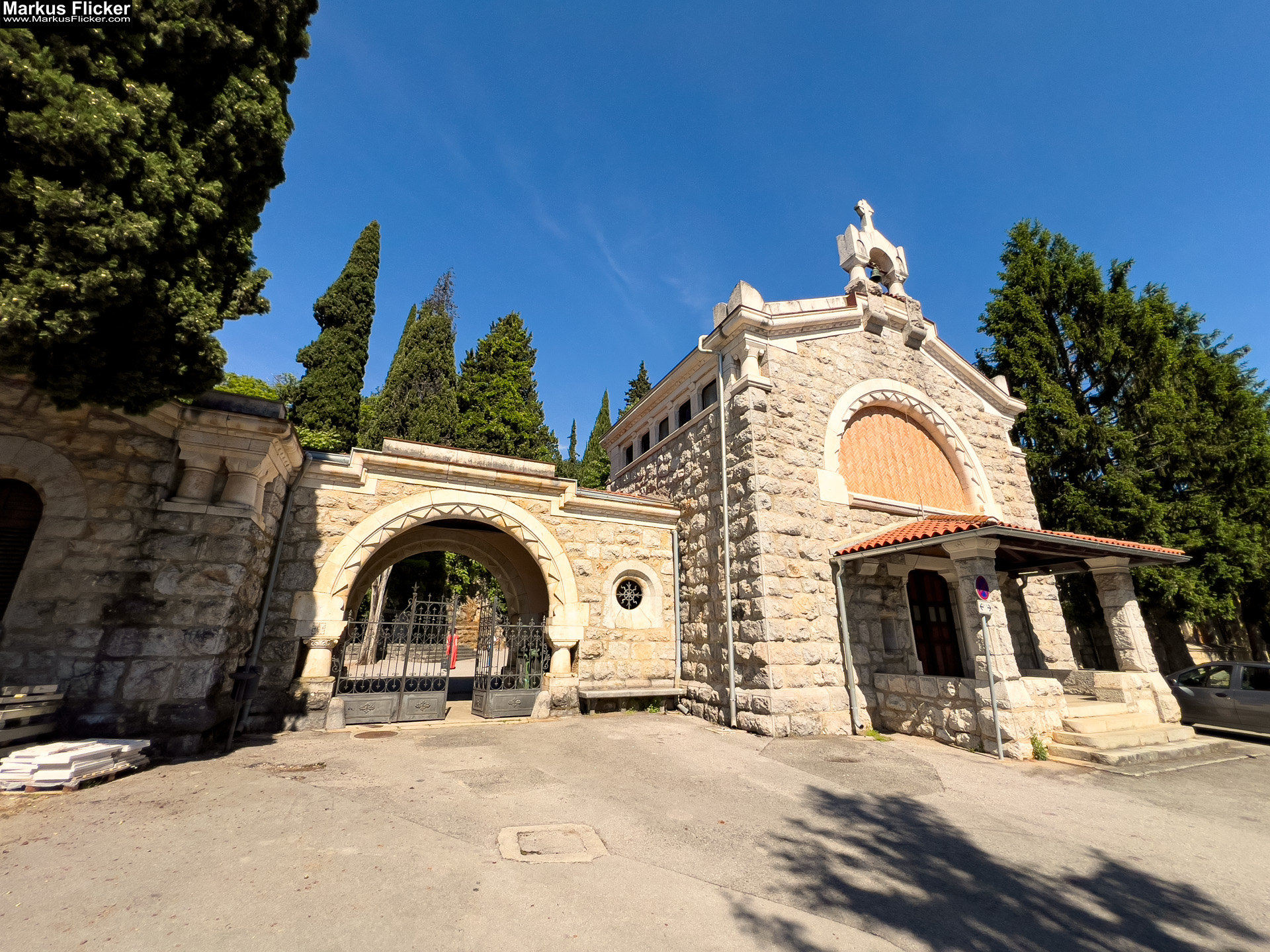 Lovran Ufer Küste Primorje-Gorski kotar Lorbeer Istrien Kroatien Adria #visitcroatia #visitlovran Spomen Kosturnica Palim Borcima Groblje Lovran Friedhof Lovran Ufer Küste Primorje-Gorski kotar Lorbeer Istrien Kroatien Adria #visitcroatia #visitlovran