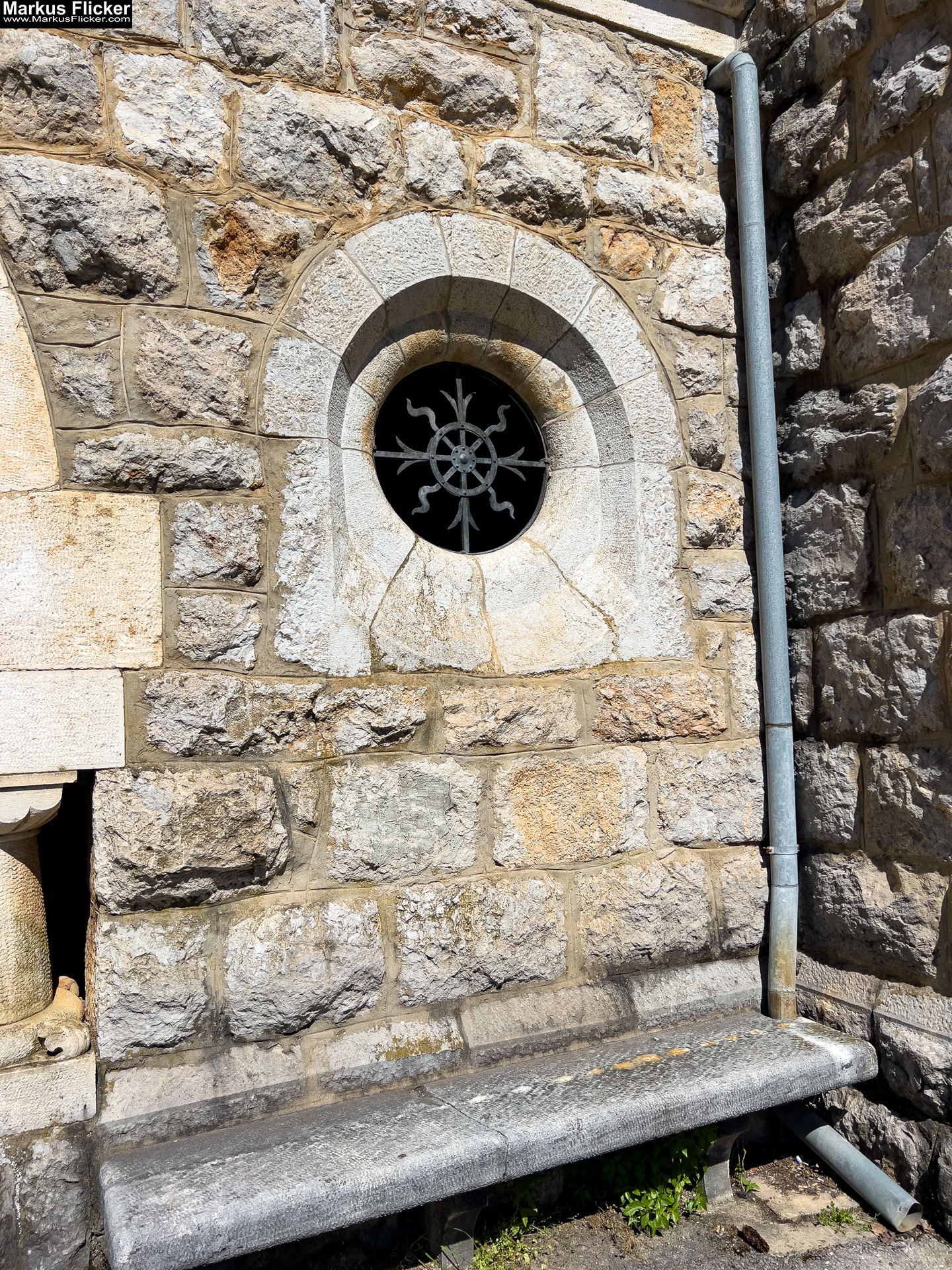 Lovran Ufer Küste Primorje-Gorski kotar Lorbeer Istrien Kroatien Adria #visitcroatia #visitlovran Spomen Kosturnica Palim Borcima Groblje Lovran Friedhof Lovran Ufer Küste Primorje-Gorski kotar Lorbeer Istrien Kroatien Adria #visitcroatia #visitlovran