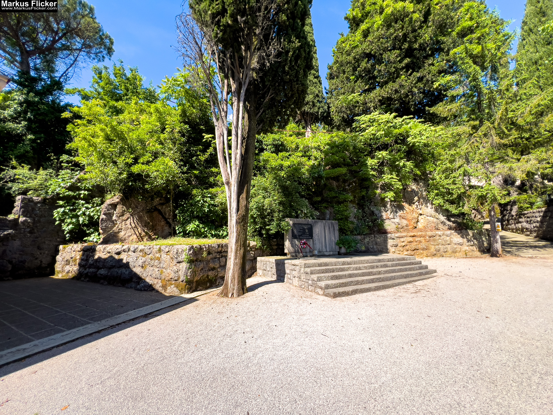 Lovran Ufer Küste Primorje-Gorski kotar Lorbeer Istrien Kroatien Adria #visitcroatia #visitlovran Spomen Kosturnica Palim Borcima Groblje Lovran Friedhof Lovran Ufer Küste Primorje-Gorski kotar Lorbeer Istrien Kroatien Adria #visitcroatia #visitlovran