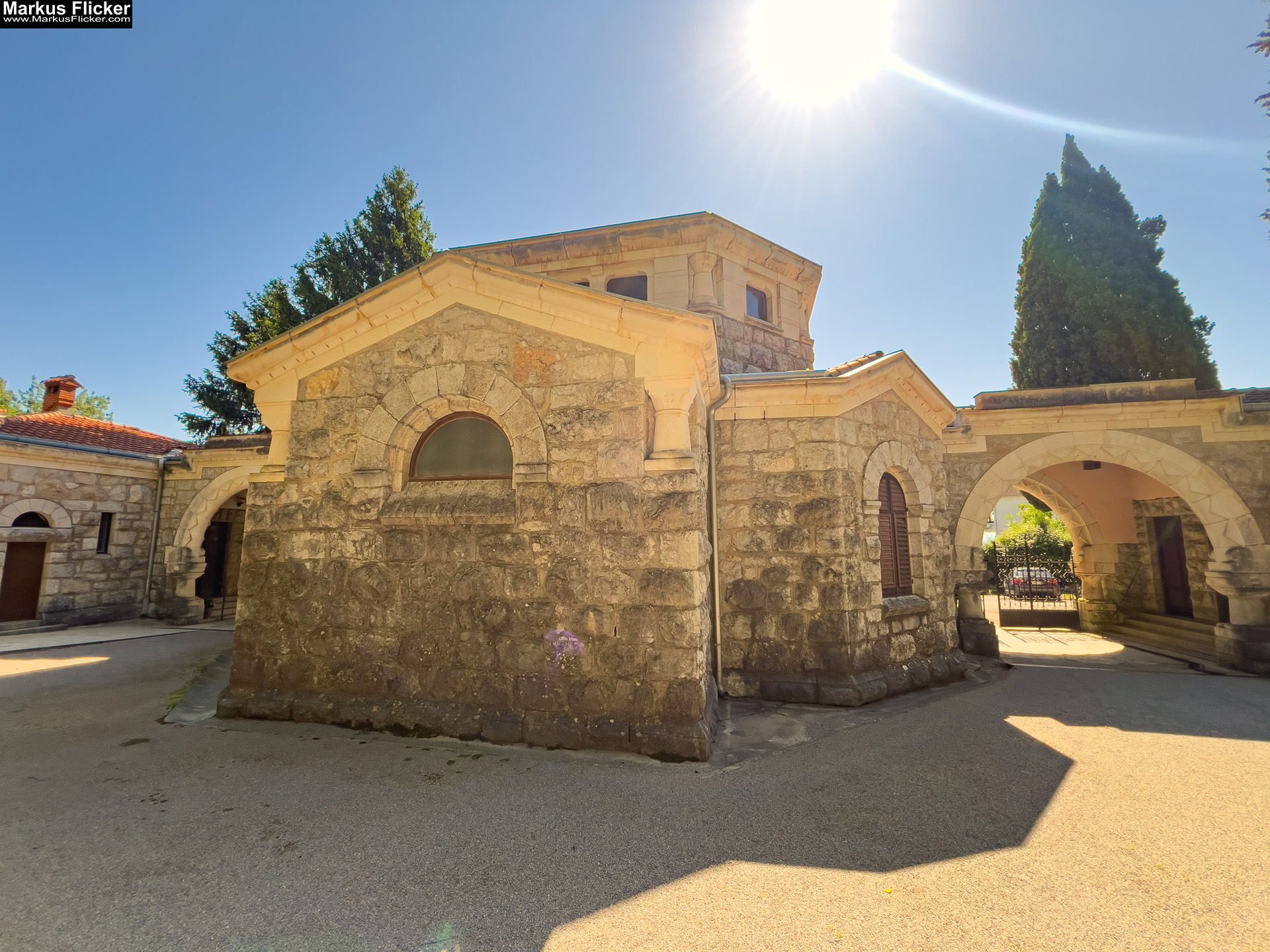 Lovran Ufer Küste Primorje-Gorski kotar Lorbeer Istrien Kroatien Adria #visitcroatia #visitlovran Spomen Kosturnica Palim Borcima Groblje Lovran Friedhof Lovran Ufer Küste Primorje-Gorski kotar Lorbeer Istrien Kroatien Adria #visitcroatia #visitlovran