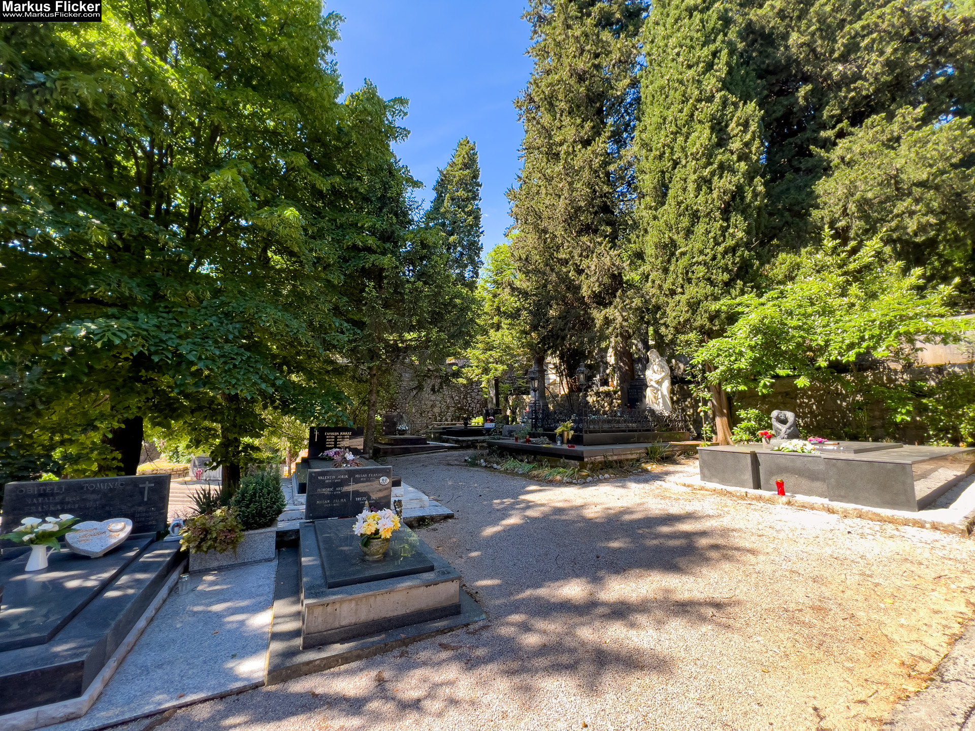 Lovran Ufer Küste Primorje-Gorski kotar Lorbeer Istrien Kroatien Adria #visitcroatia #visitlovran Spomen Kosturnica Palim Borcima Groblje Lovran Friedhof Lovran Ufer Küste Primorje-Gorski kotar Lorbeer Istrien Kroatien Adria #visitcroatia #visitlovran