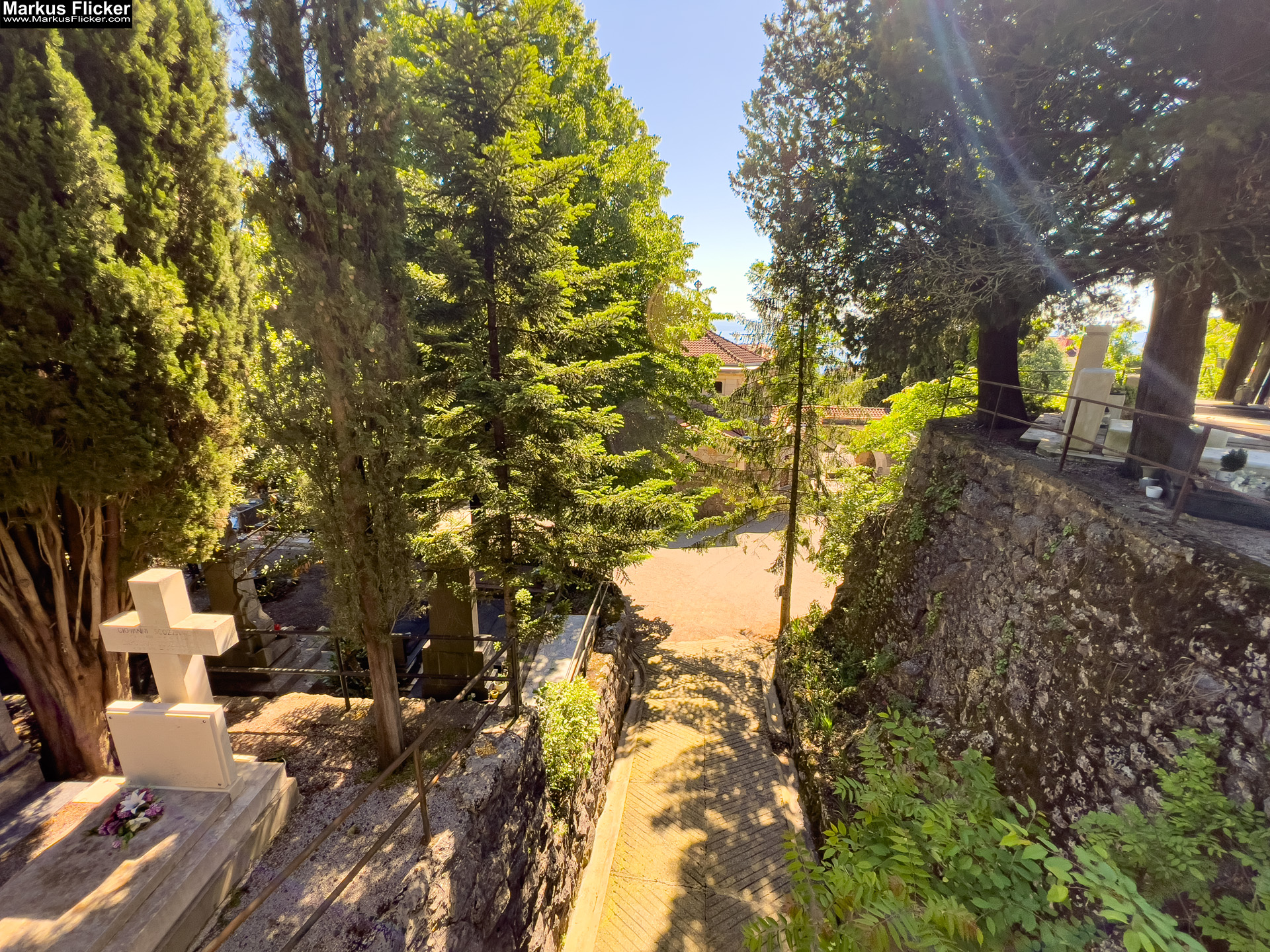 Lovran Ufer Küste Primorje-Gorski kotar Lorbeer Istrien Kroatien Adria #visitcroatia #visitlovran Spomen Kosturnica Palim Borcima Groblje Lovran Friedhof Lovran Ufer Küste Primorje-Gorski kotar Lorbeer Istrien Kroatien Adria #visitcroatia #visitlovran