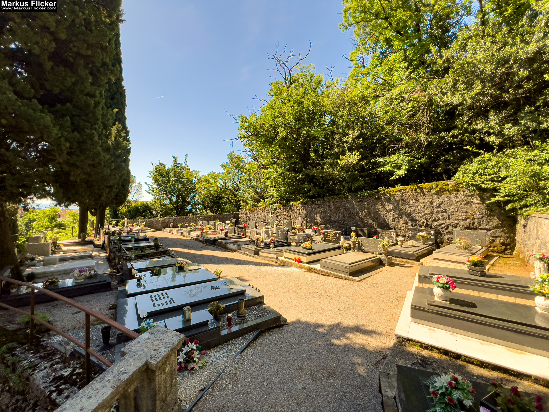 Lovran Ufer Küste Primorje-Gorski kotar Lorbeer Istrien Kroatien Adria #visitcroatia #visitlovran Spomen Kosturnica Palim Borcima Groblje Lovran Friedhof Lovran Ufer Küste Primorje-Gorski kotar Lorbeer Istrien Kroatien Adria #visitcroatia #visitlovran