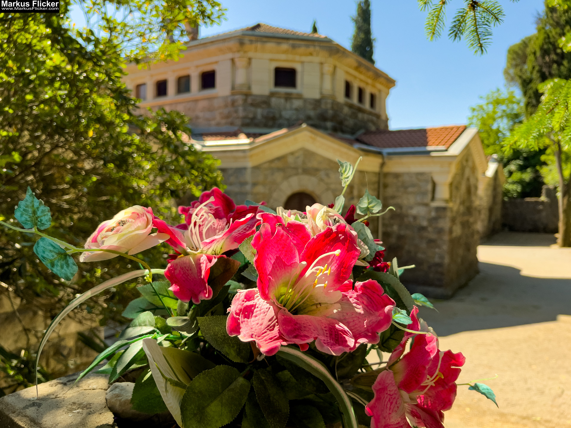 Lovran Ufer Küste Primorje-Gorski kotar Lorbeer Istrien Kroatien Adria #visitcroatia #visitlovran Spomen Kosturnica Palim Borcima Groblje Lovran Friedhof Lovran Ufer Küste Primorje-Gorski kotar Lorbeer Istrien Kroatien Adria #visitcroatia #visitlovran