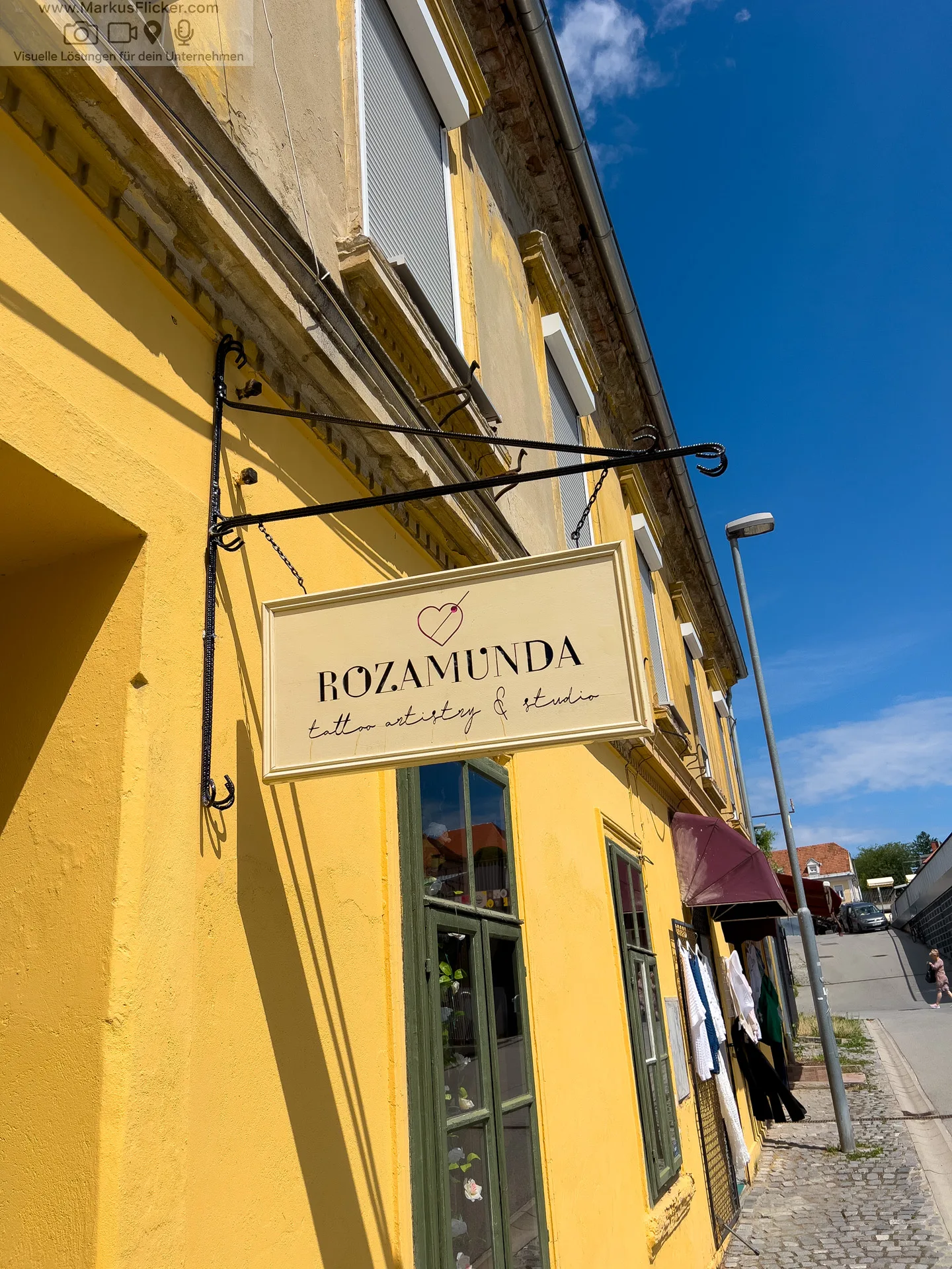 Kompass Tattoo auf dem Handrücken. Rozamunda Tattoo Artist Maribor NIKA Mirt