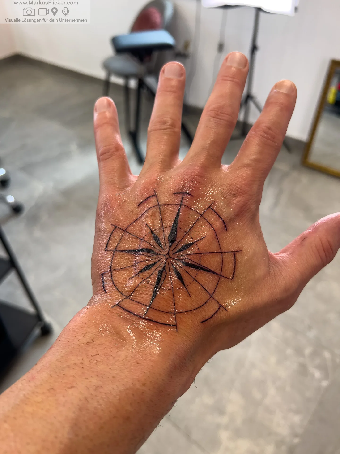 Kompass Tattoo auf dem Handrücken. Rozamunda Tattoo Artist Maribor NIKA Mirt