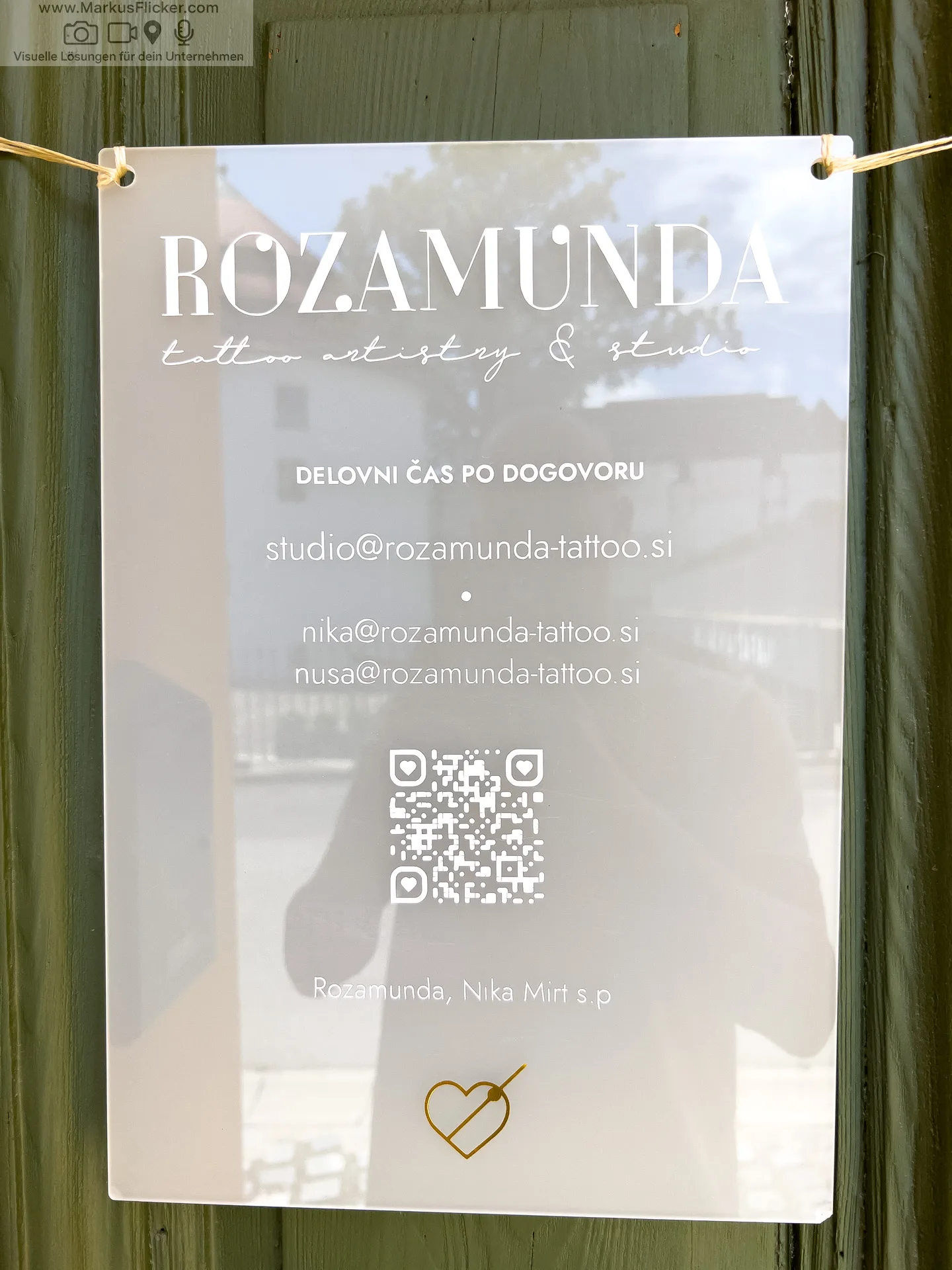 Kompass Tattoo auf dem Handrücken. Rozamunda Tattoo Artist Maribor NIKA Mirt