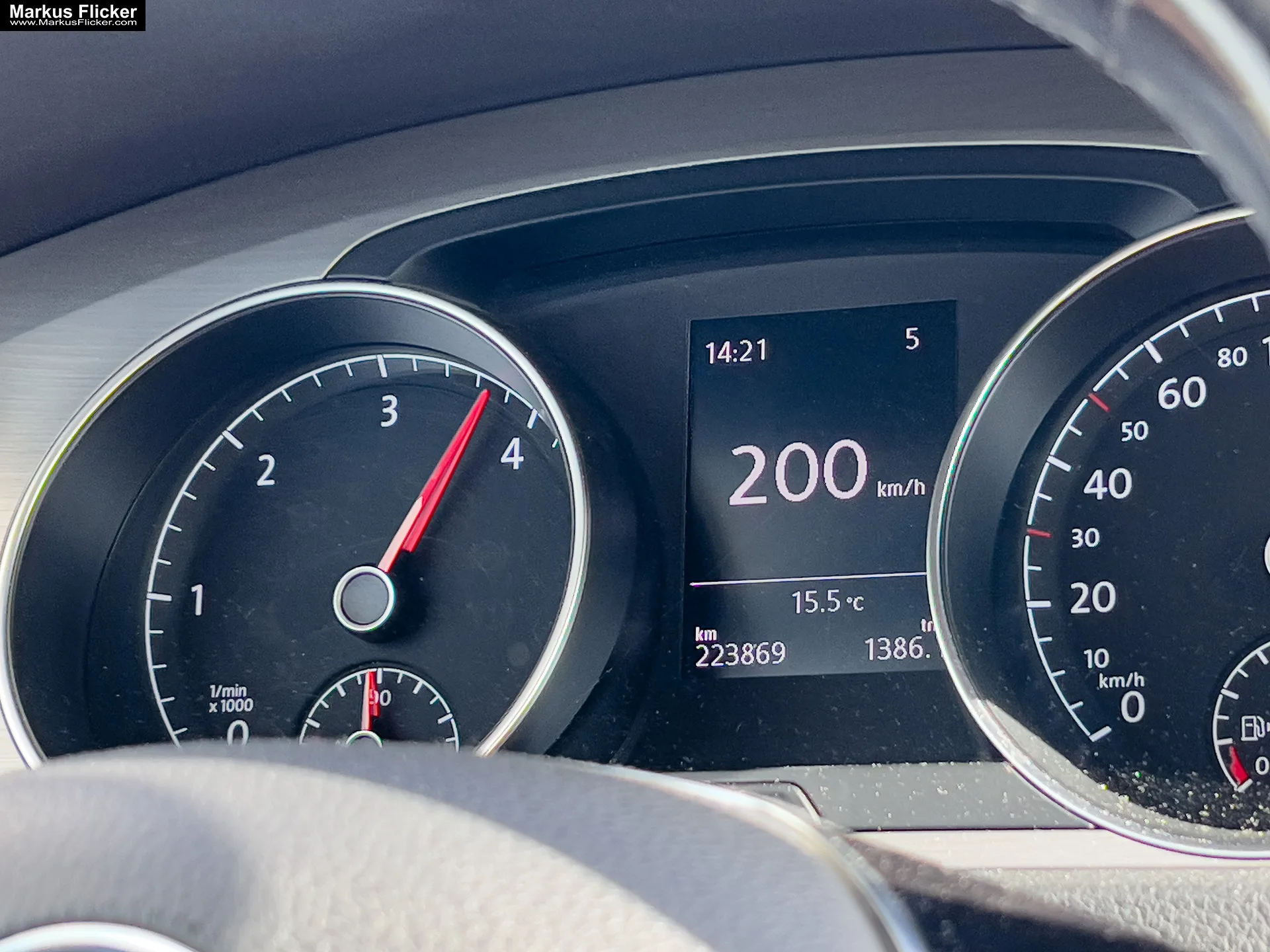 Verkehrszeichen und -regeln in der EU. Roadtrip in Europa. Reisen mit dem Auto innerhalb der EU: Citytrips, Camping, Landschaft, Rundfahrt mit dem PKW, romantische Städte und Urlaubsinspiration Verkehrszeichen und -regeln in der EU. Roadtrip in Europa. Reisen mit dem Auto innerhalb der EU: Citytrips, Camping, Landschaft, Rundfahrt mit dem PKW, romantische Städte und Urlaubsinspiration