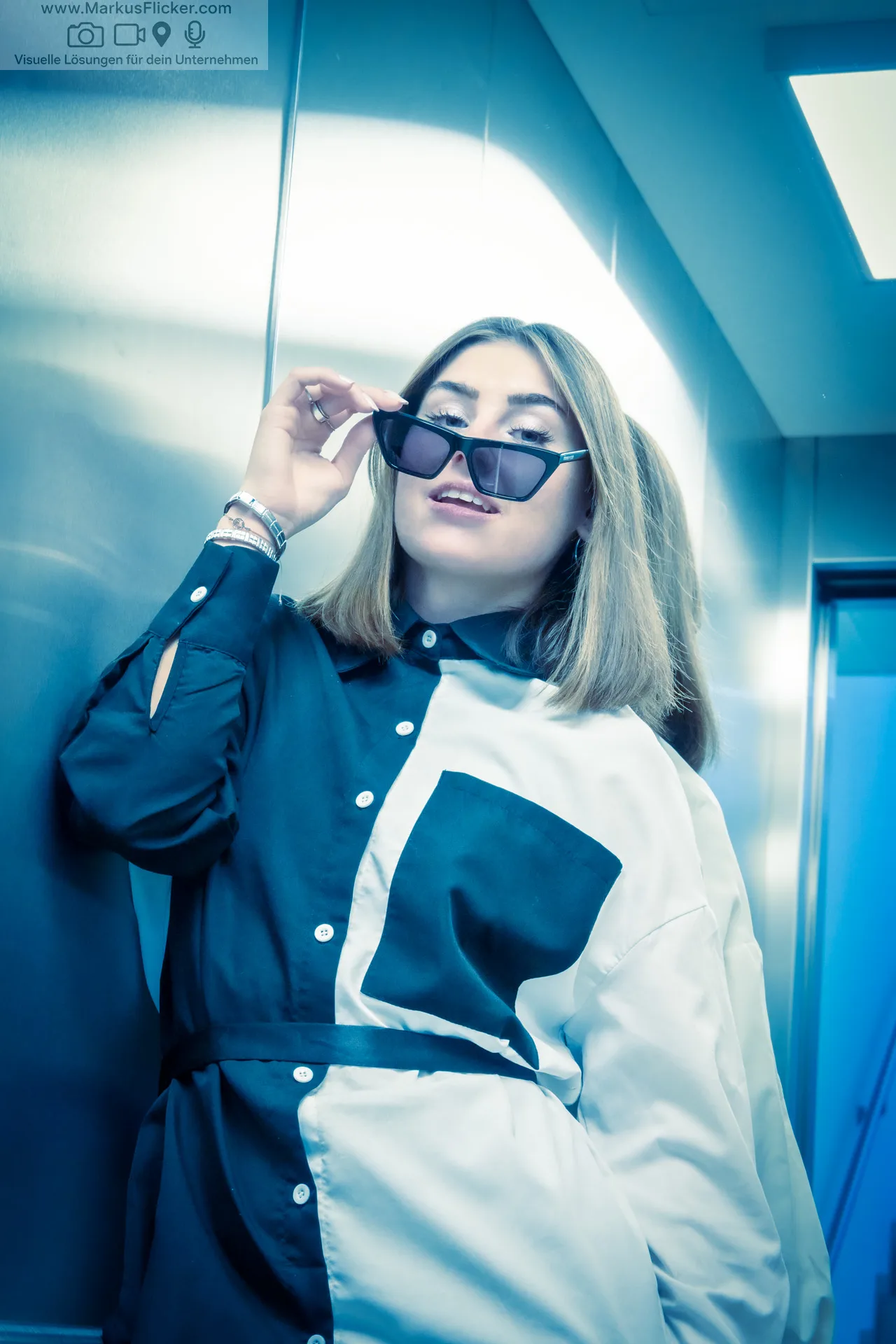 Elevator Vibes – Urban Style trifft auf Minimalismus. Im Aufzug mit Saskia P.