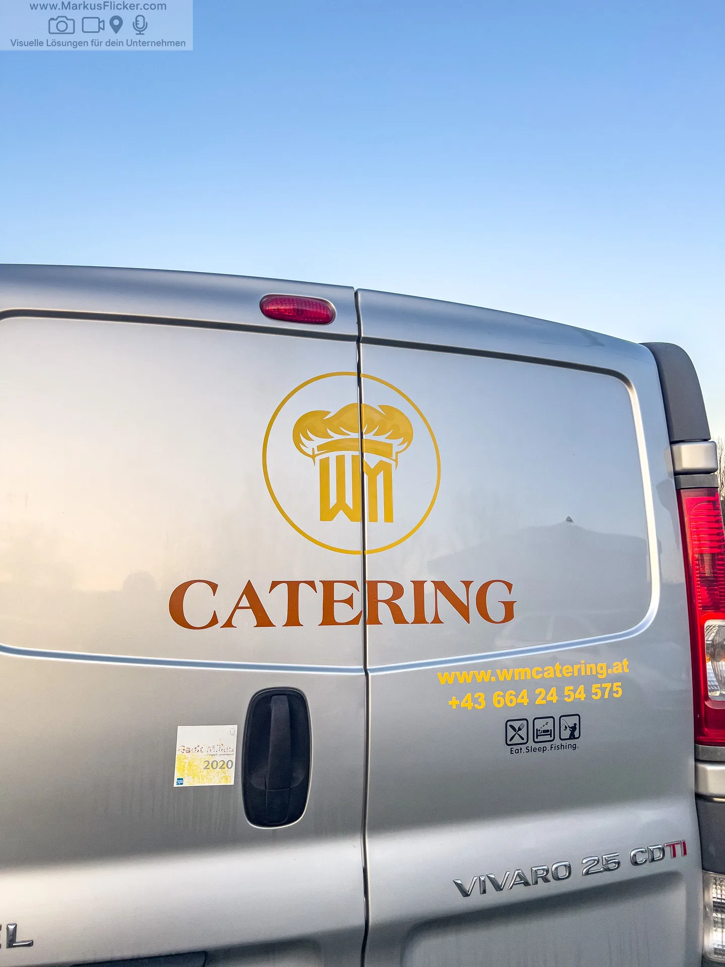 WM Catering Wolfgang Meichenitsch Autobeklebung Logo Homepage Telefonnummer Opel Vivaro inkl. 7 Tipps für deine Autofolierung WM Catering Wolfgang Meichenitsch Autobeklebung Logo Homepage Telefonnummer Opel Vivaro