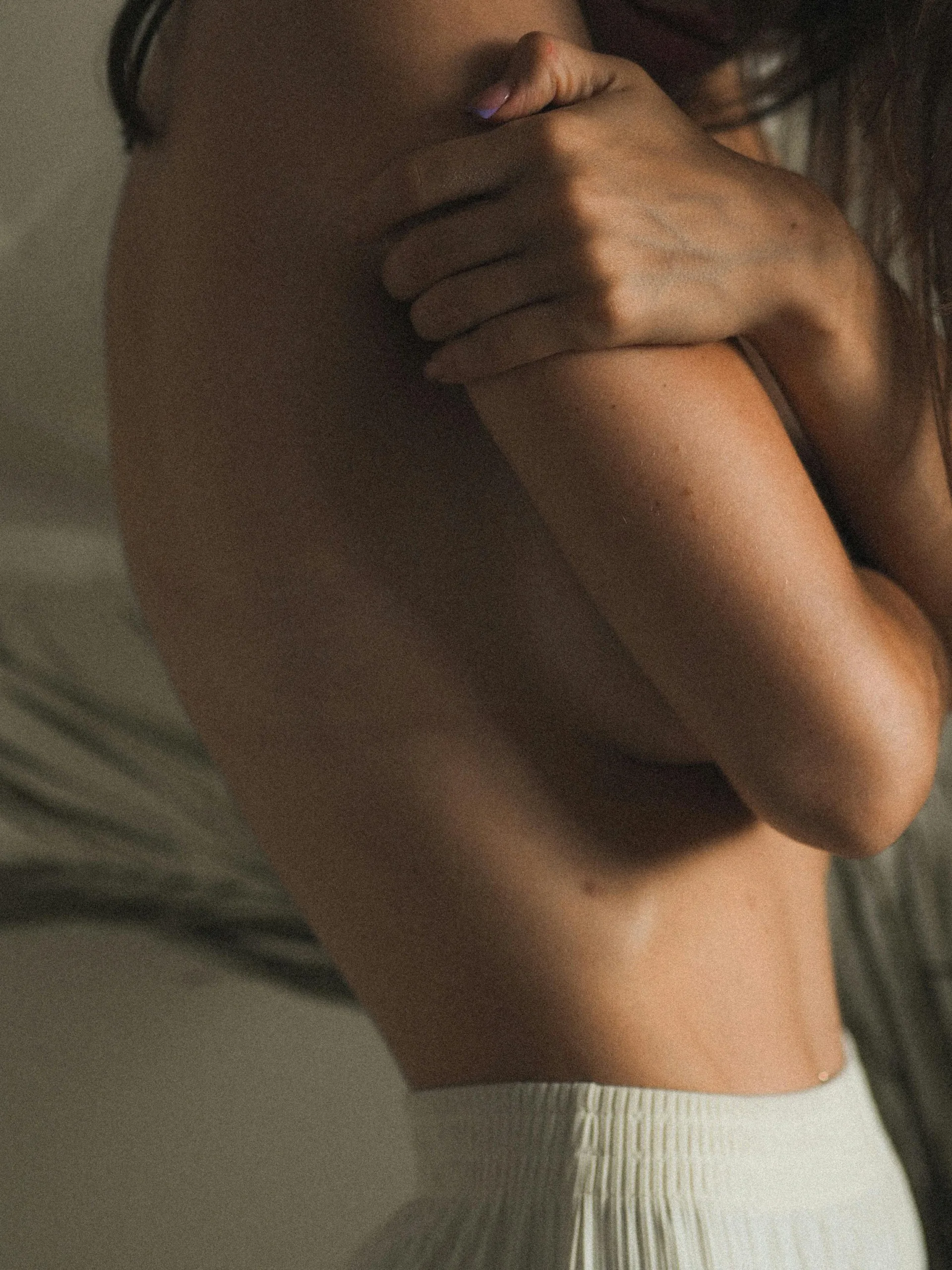 Aktfotografie: Körperhaltung, Posing und Lichtsetzung – Der große Praxisguide für ausdrucksstarke Bilder