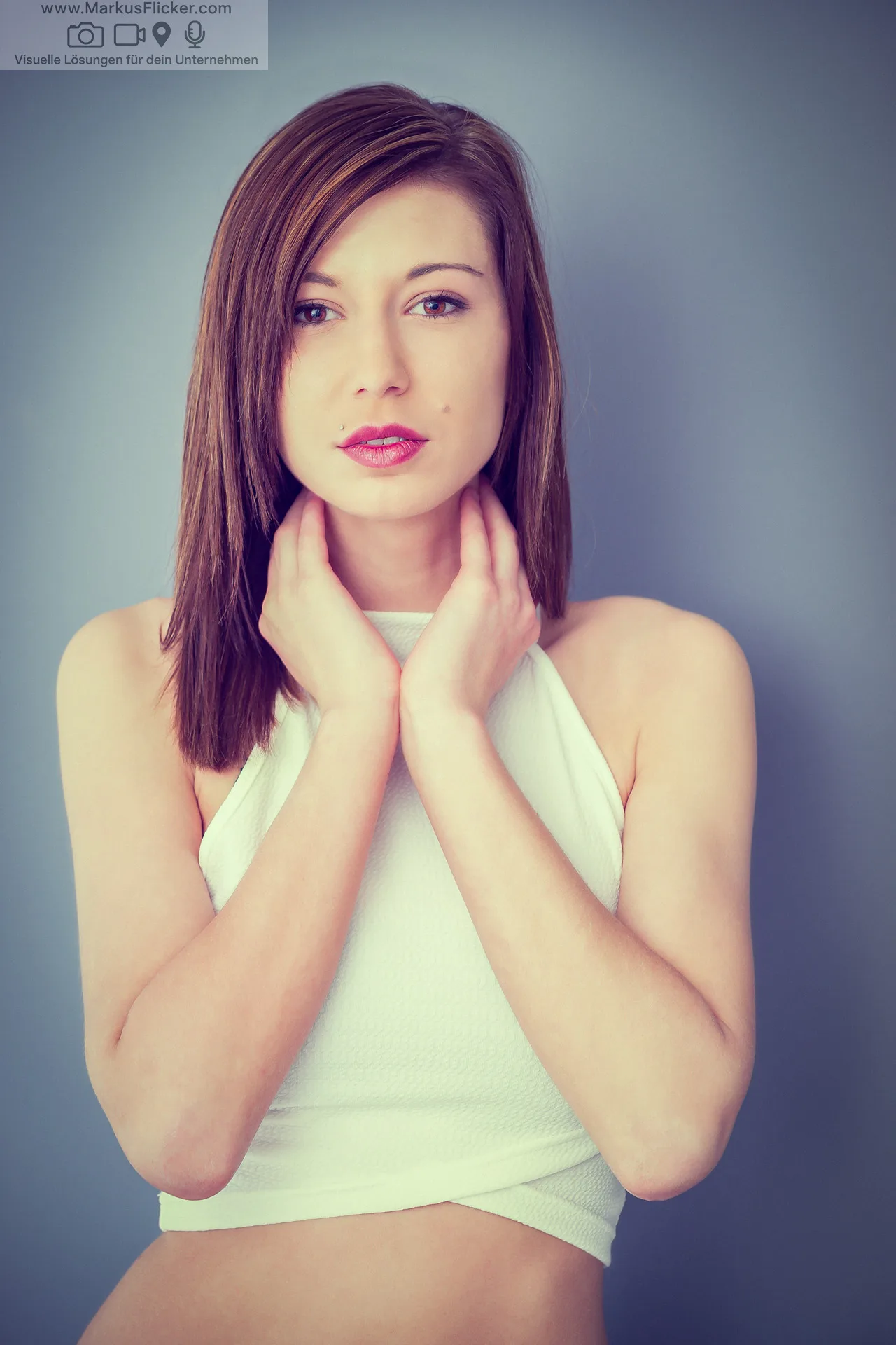 Fotoshooting vor grauer Wand als Hintergrund im Home Studio – zeitlose Ästhetik mit Beauty-Dish-Blitz