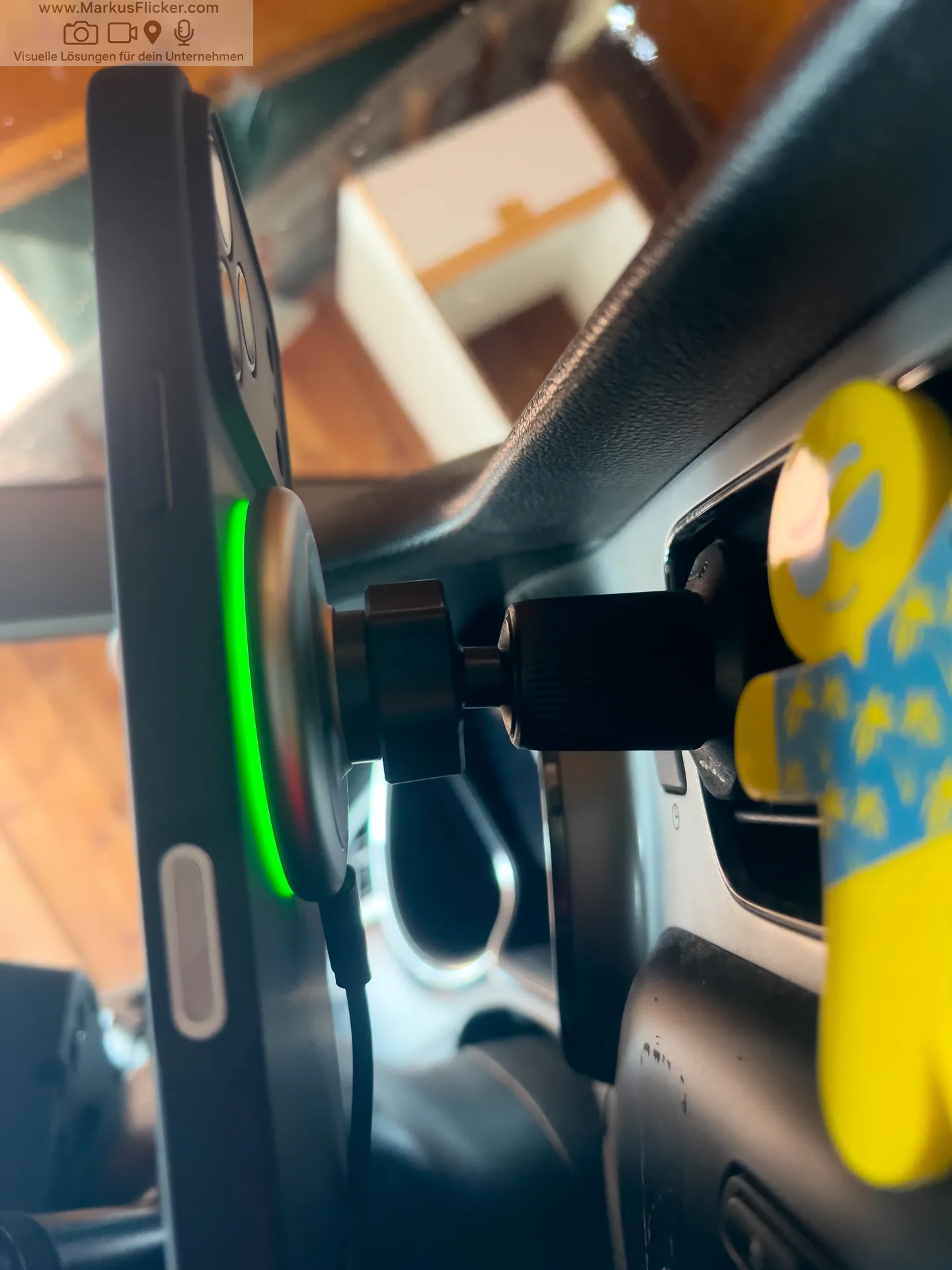 MagSafe Smartphone Halterung für iPhone Pro Max – Magnetisch, stabil & schnell geladen. Sicher fahren, schneller laden, besser sehen. MagSafe Smartphone Halterung für iPhone Pro Max – Magnetisch, stabil & schnell geladen. Sicher fahren, schneller laden, besser sehen.