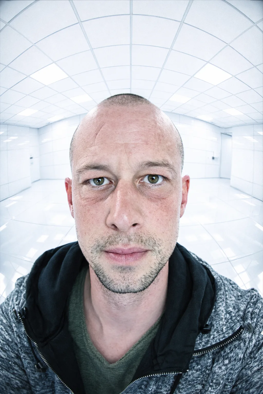 ChatGPT Images: Vorhang auf für eine neue Ära der Bilderstellung Kontrastreiches, helles futuristisches Porträt