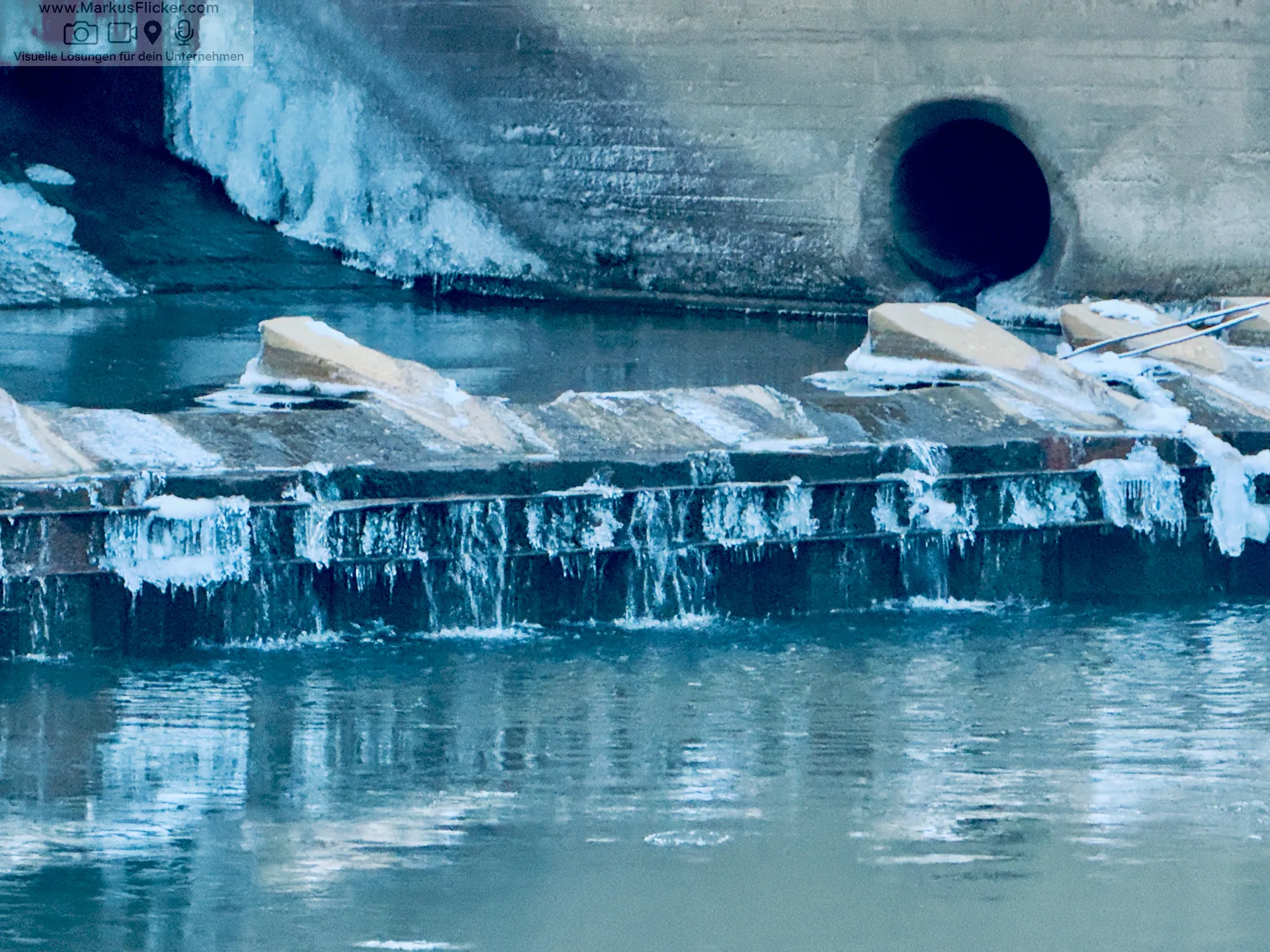 Eis Trifft Wasser – Winterfotografie mit dem Smartphone an der Gliederwehr in Gleisdorf Eis Trifft Wasser – Winterfotografie mit dem Smartphone an der Gliederwehr in Gleisdorf