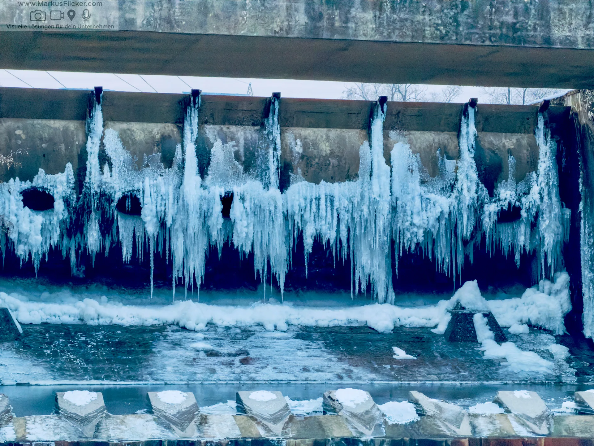Eis Trifft Wasser – Winterfotografie mit dem Smartphone an der Gliederwehr in Gleisdorf Eis Trifft Wasser – Winterfotografie mit dem Smartphone an der Gliederwehr in Gleisdorf