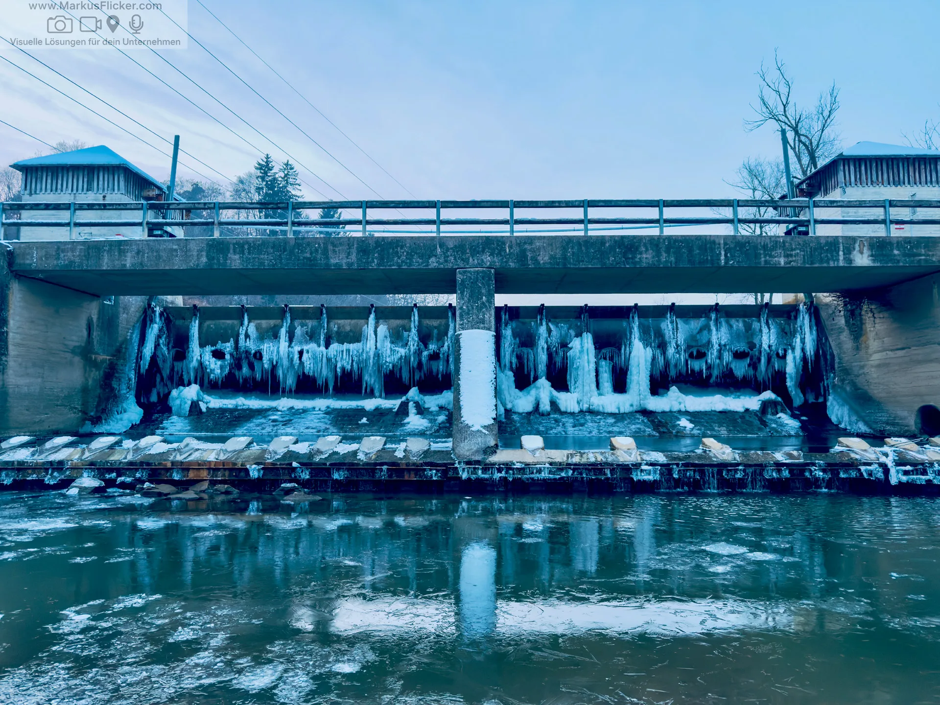 Eis Trifft Wasser – Winterfotografie mit dem Smartphone an der Gliederwehr in Gleisdorf Eis Trifft Wasser – Winterfotografie mit dem Smartphone an der Gliederwehr in Gleisdorf